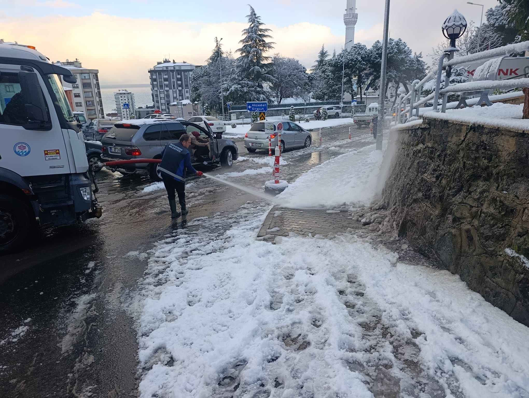Büyükşehir'den Kritik Noktalarda Kar Temizliği