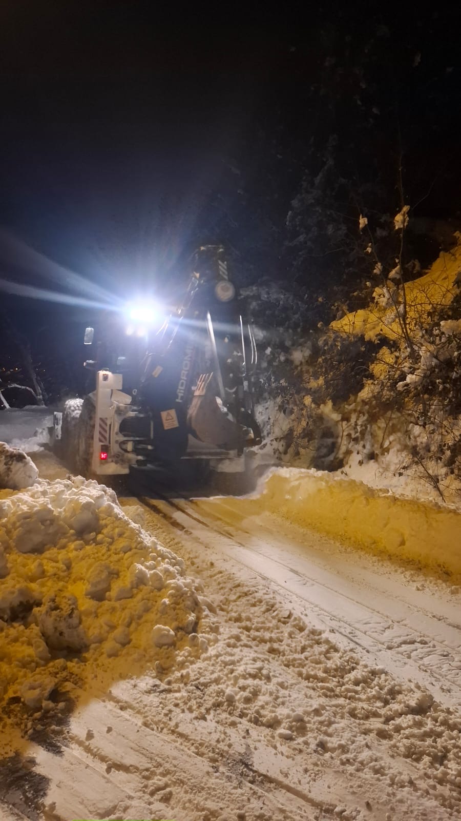 Büyükşehir'in Yol Kahramanları Sabaha Kadar 84 Mahallenin Yolunu Açtı
